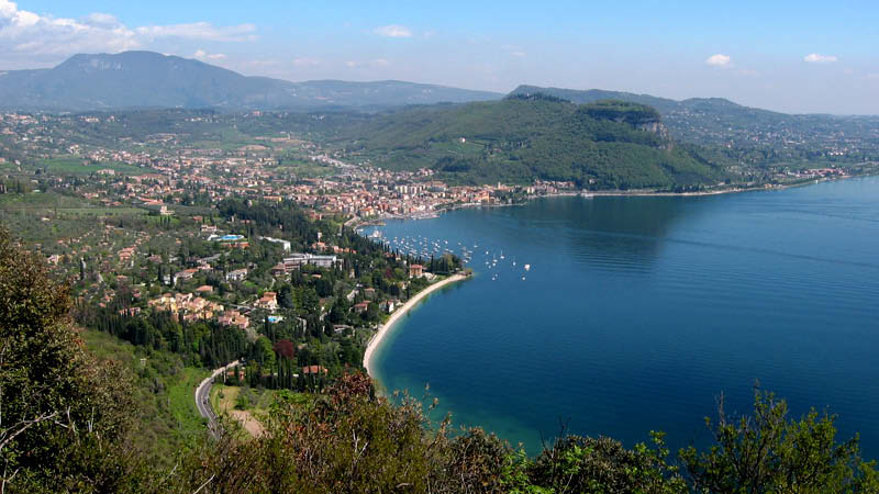 Det grna, vackra landskapet vid Gardasjn, boende p Residence Doria i centrala Garda, Italien.